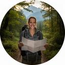 Sarah Meier mit Wanderkarte und Rucksack auf einem Waldweg nahe Genf