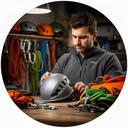 Markus Frei beim Prüfen von Kletterhelmen und alpiner Sicherheitsausrüstung