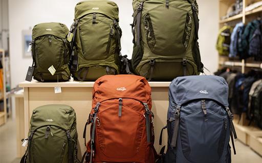 Mehrere Trekkingrucksäcke in verschiedenen Grössen im Fachgeschäft